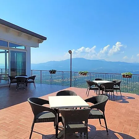 Dell'arpa فندق